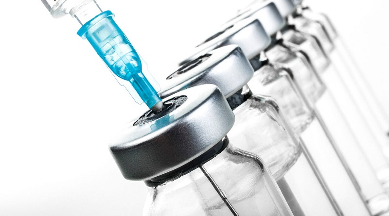 Vacinar salva vidas, Na imagem ampolas de vacinas em sequência com uma seringa com ponta azul. 
